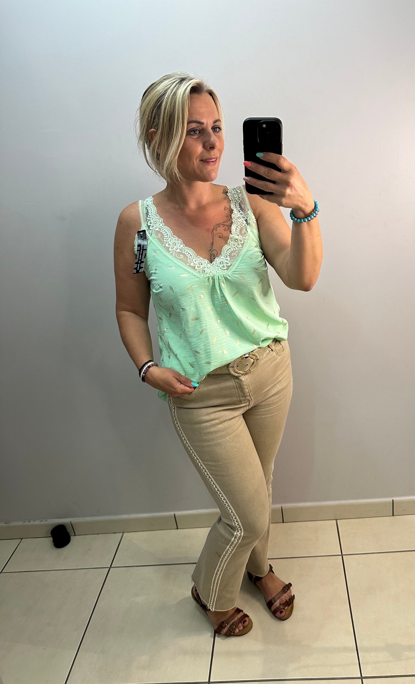 Top fluide en dentelle