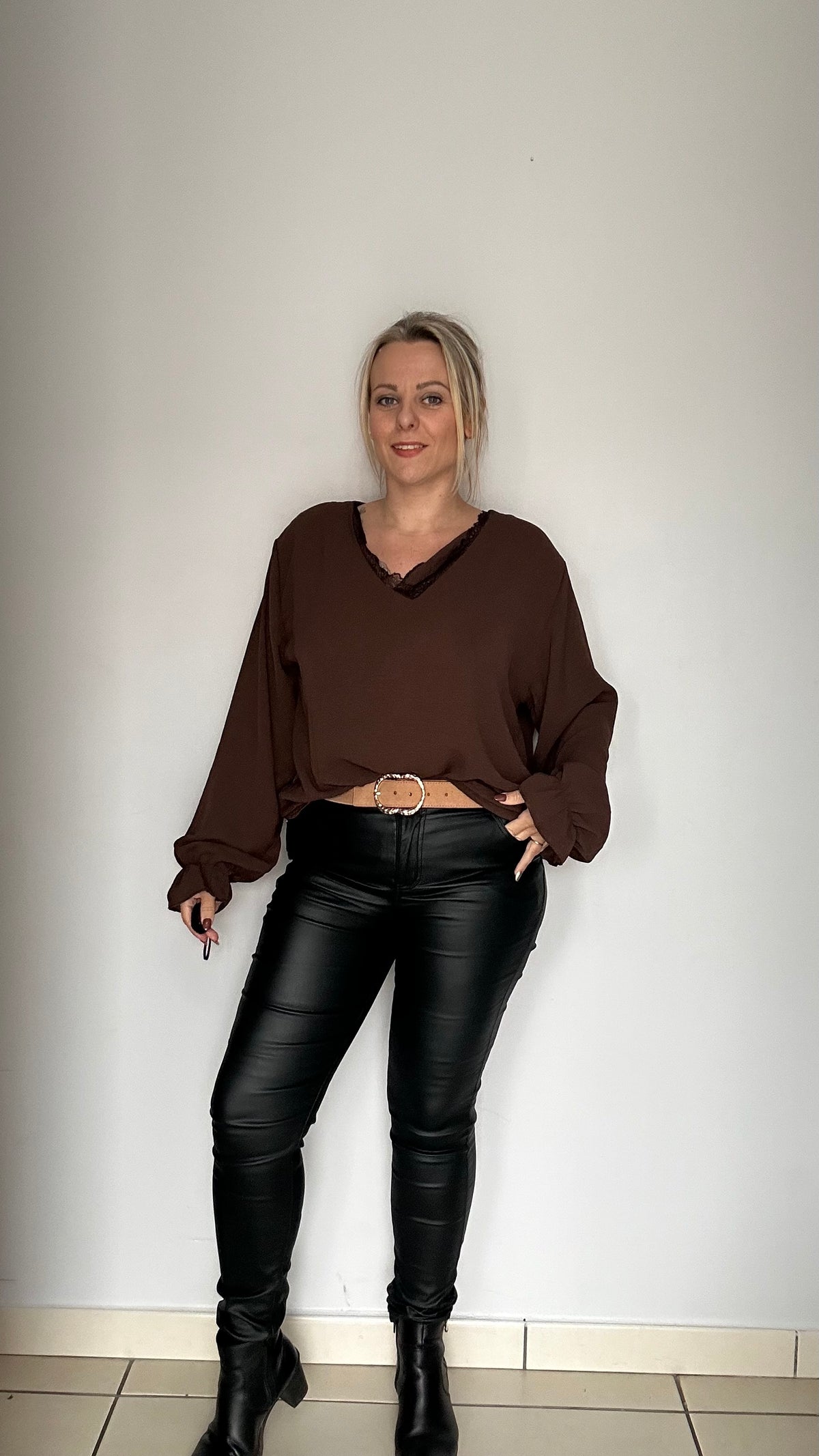 Blouse élégante bordée de dentelle ✨