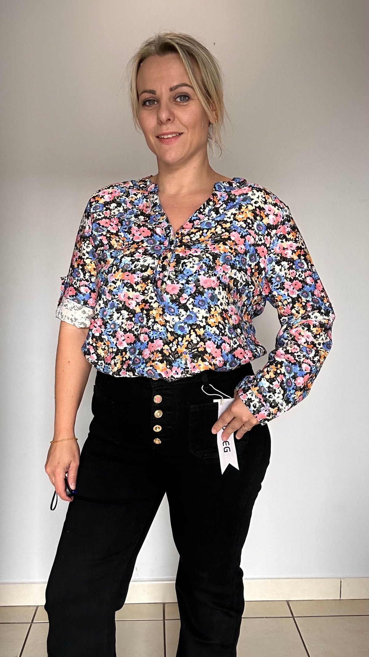 🌸 Blouse fleurie sur fond noir