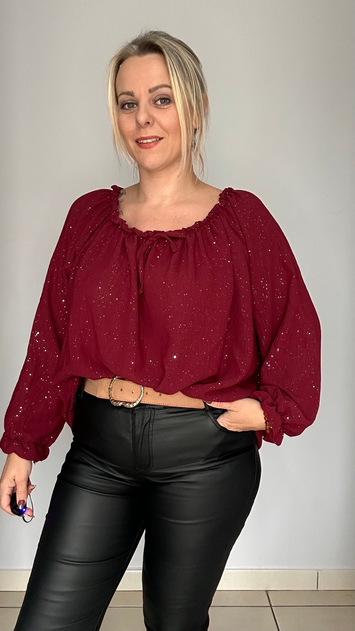 Blouse à paillettes avec nœud décoratif ✨