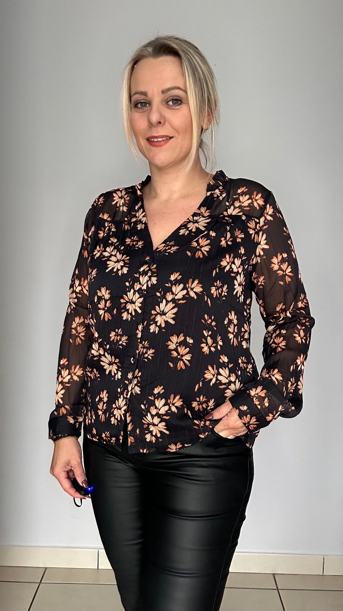 Nouvelle chemise noire fleurie 🌸🖤