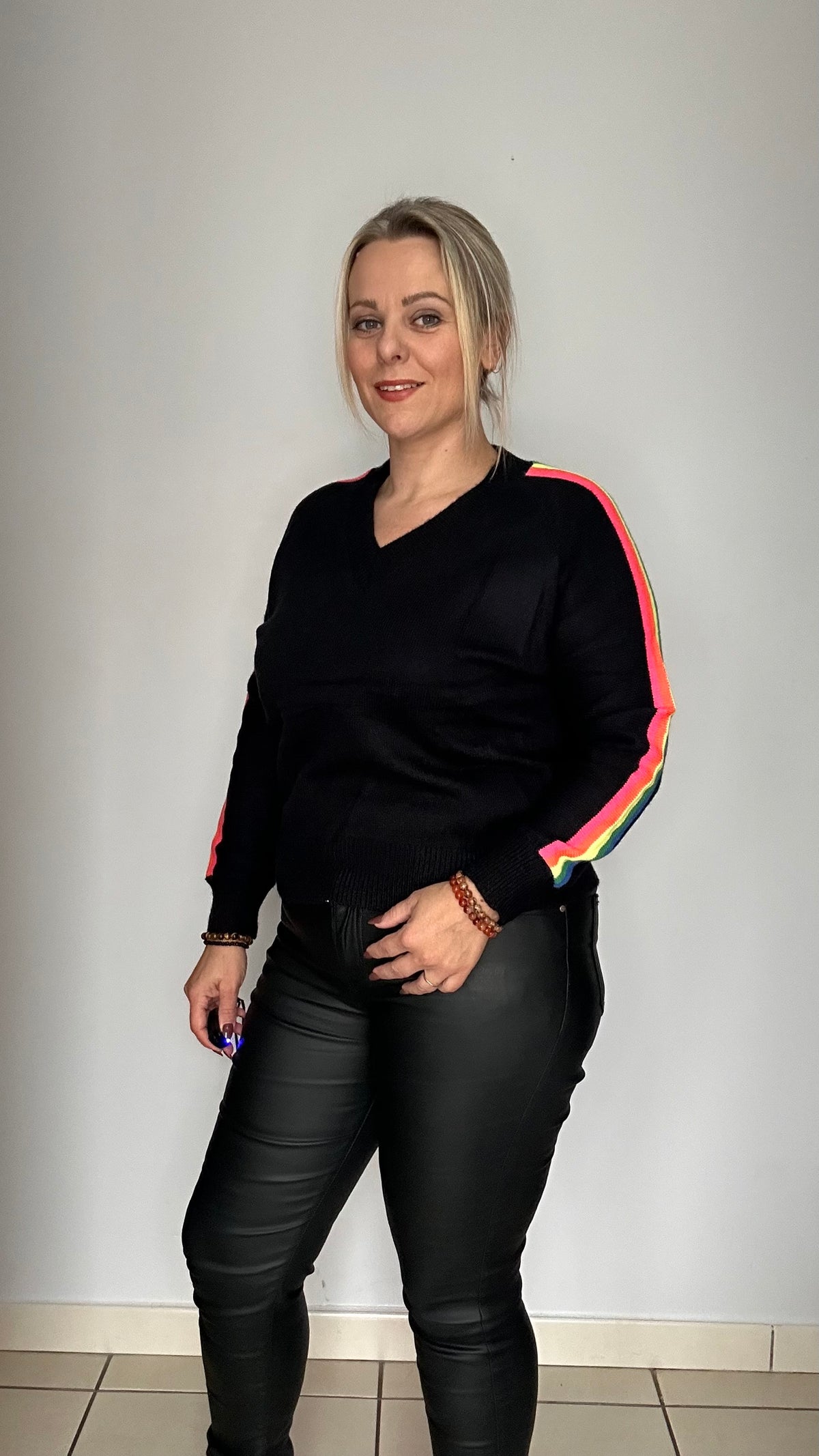 Pull noir col V à manches colorées 🖤