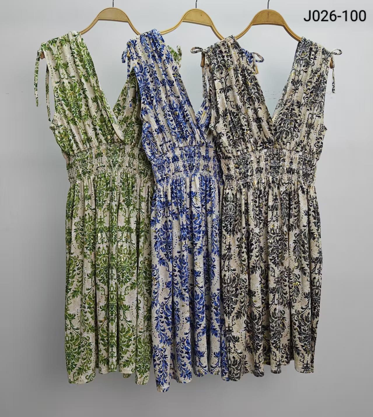 Robe courte en V (J026-100)