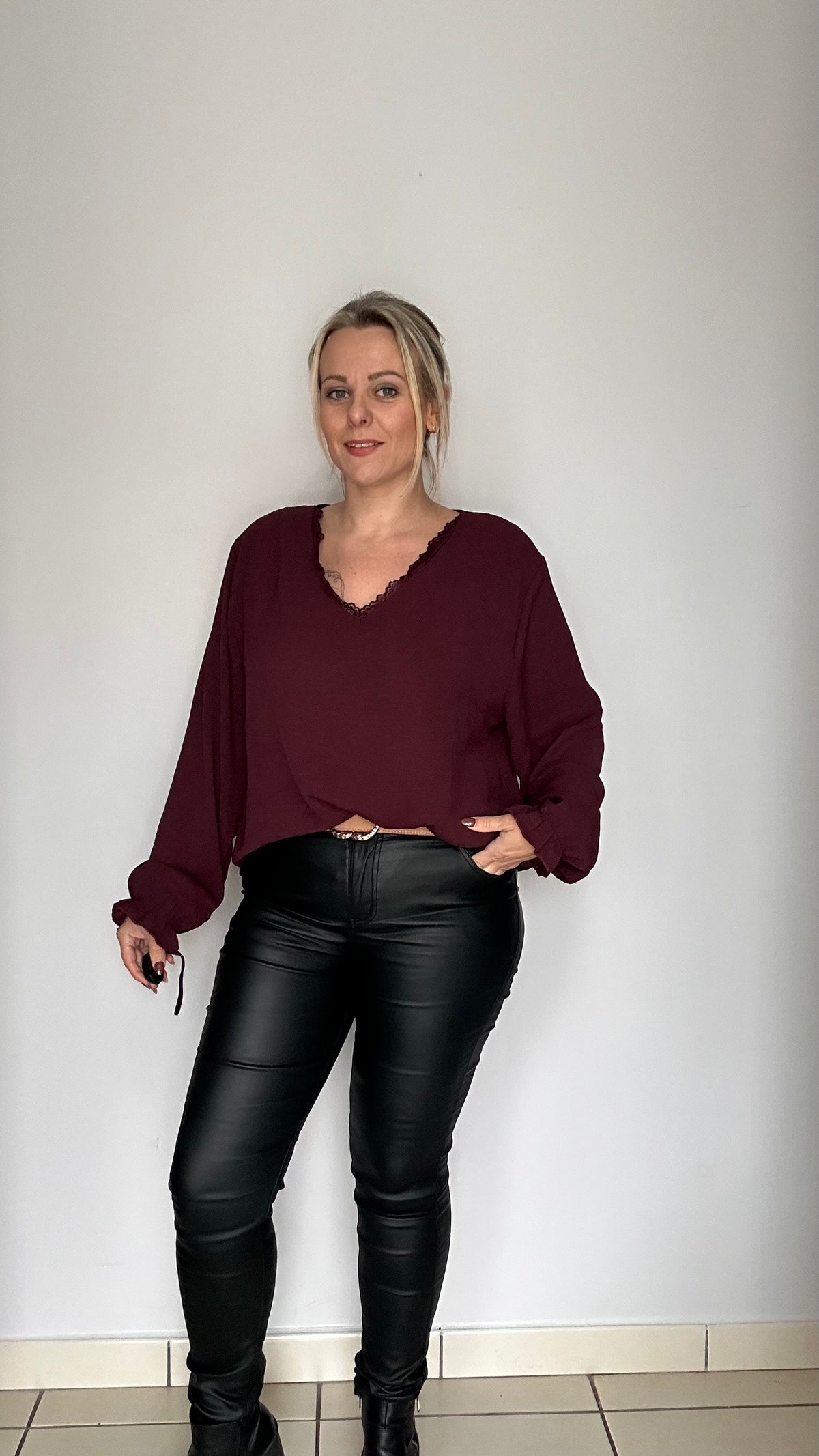 Blouse élégante bordée de dentelle ✨