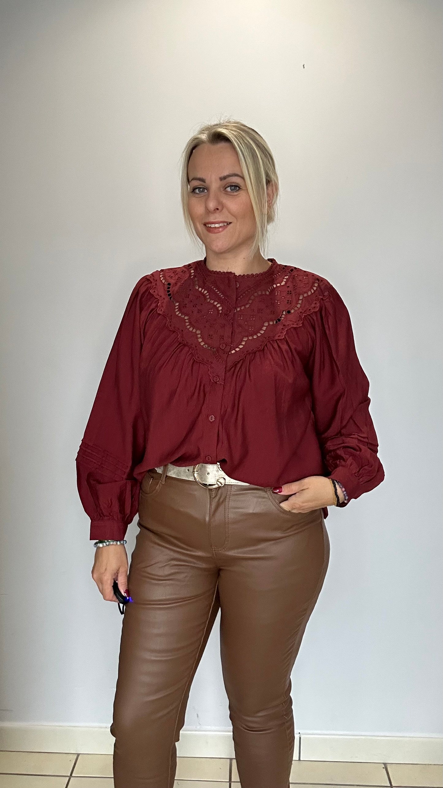 Blouse bordeaux avec détail au col ❤️