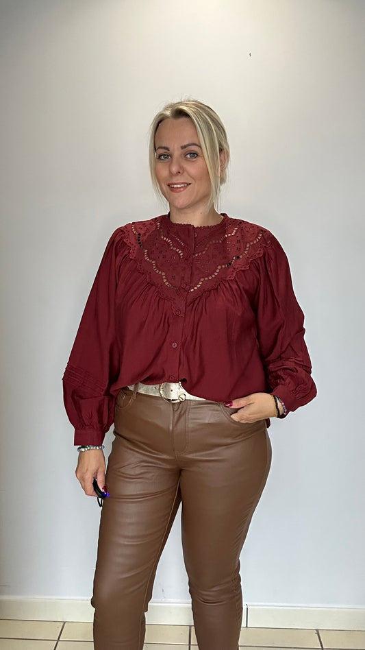 Blouse bordeaux avec détail au col ❤️