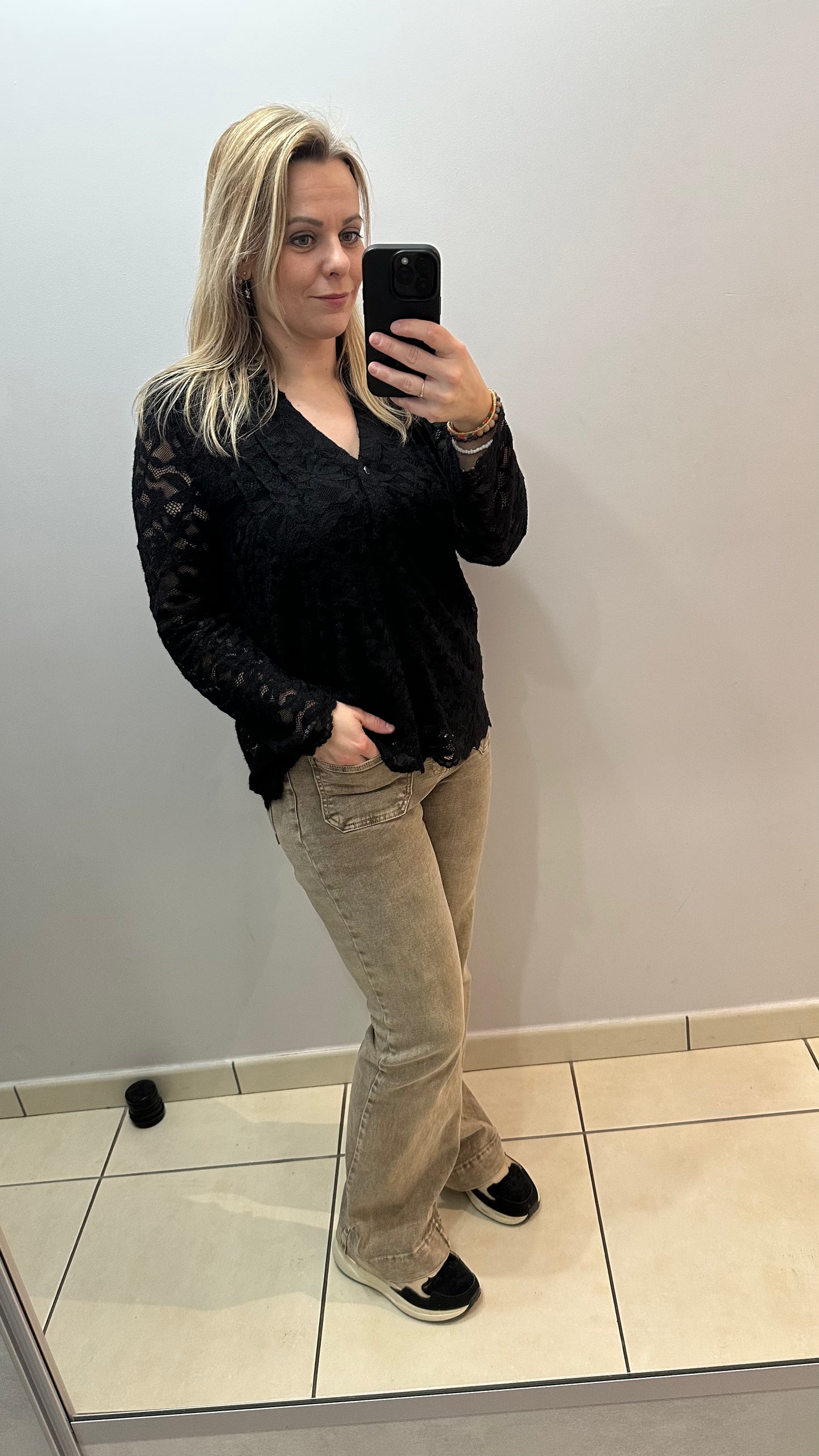 Blouse en dentelle noire