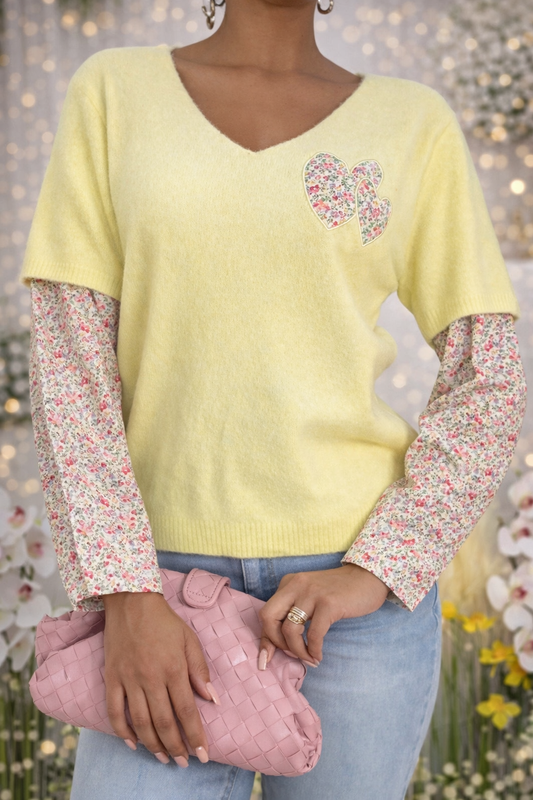 Pull V détail fleuri