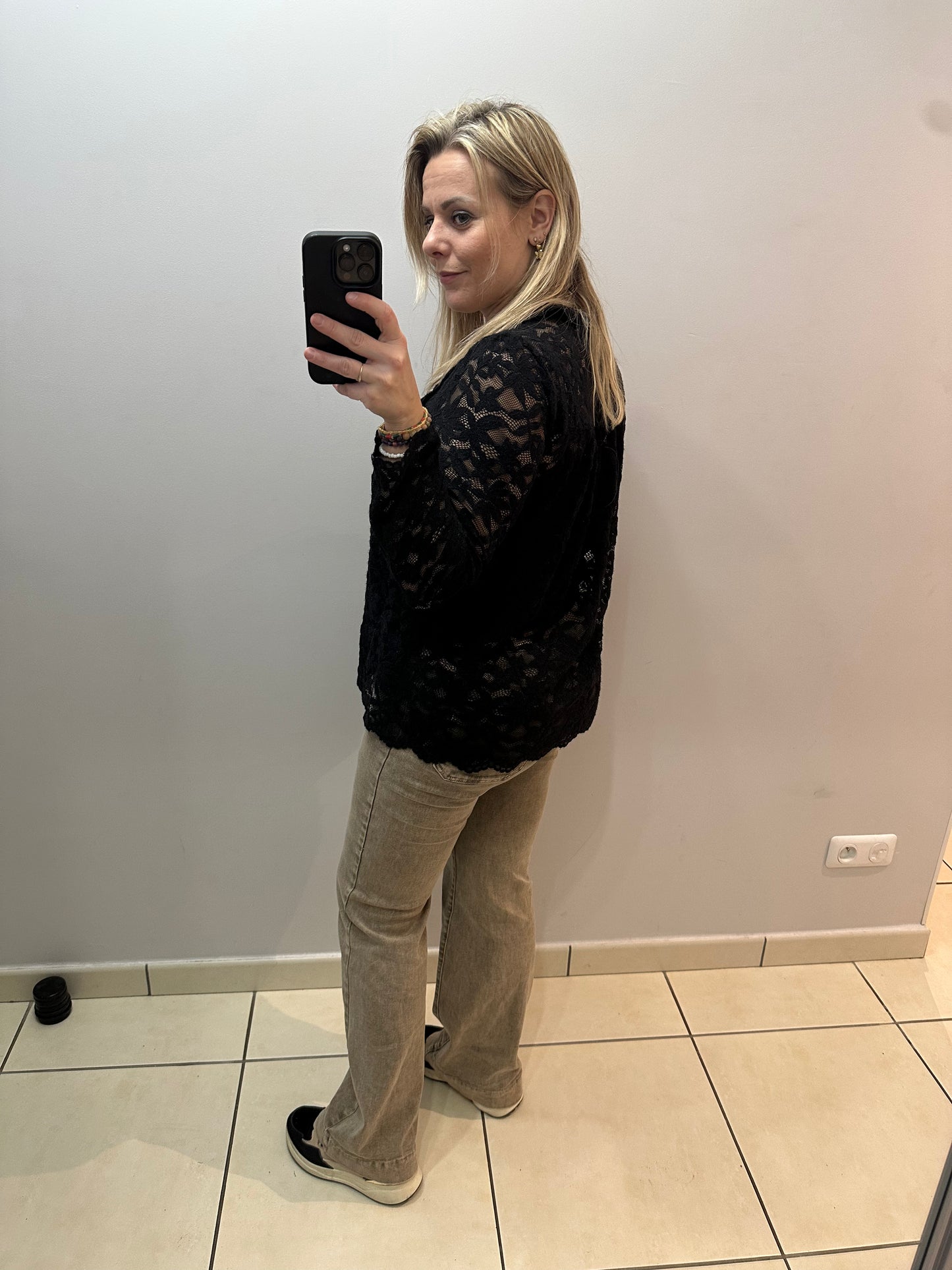 Blouse en dentelle noire