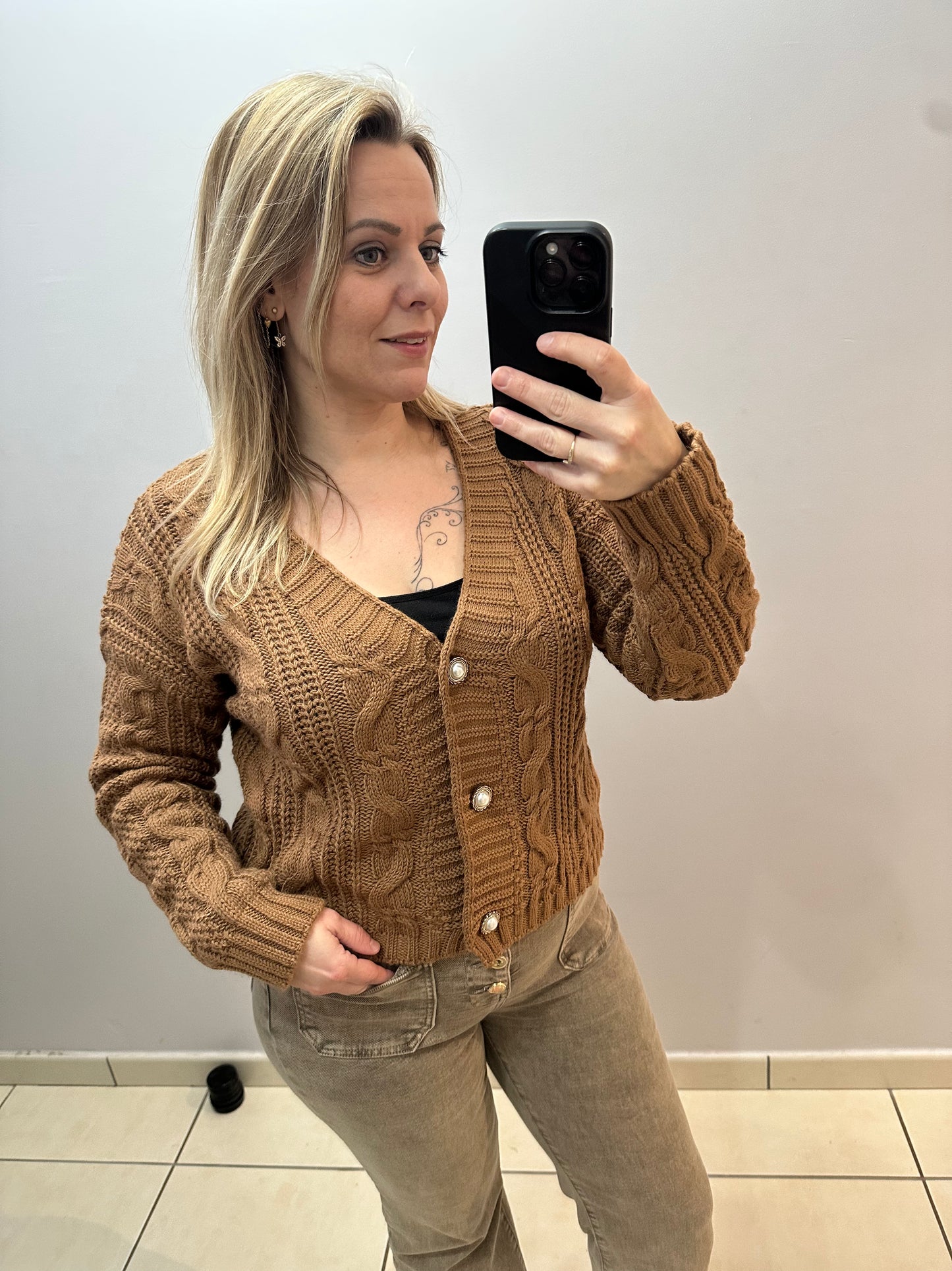 Gilet maille torsadée boutonné – style chic & cosy