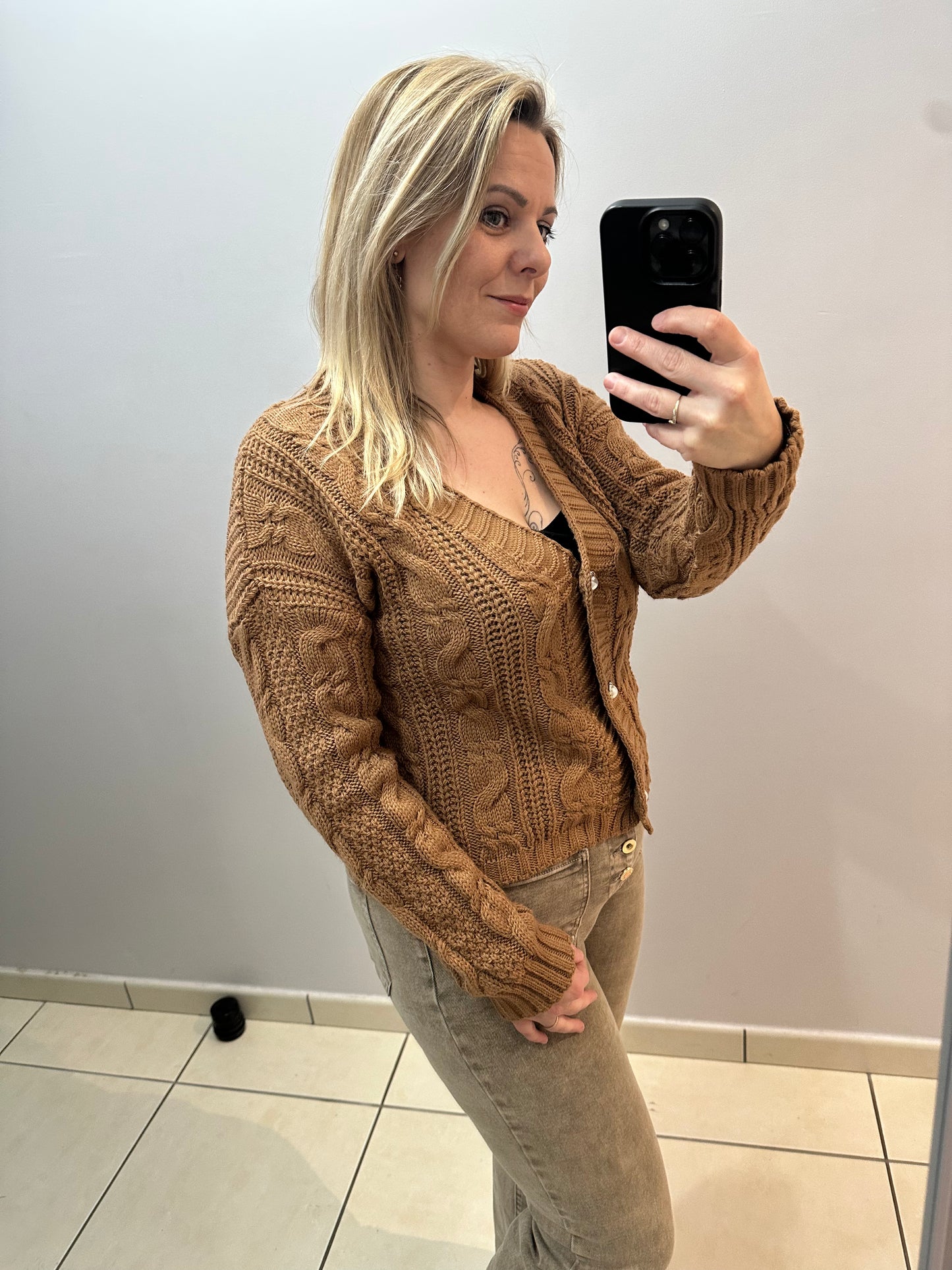 Gilet maille torsadée boutonné – style chic & cosy
