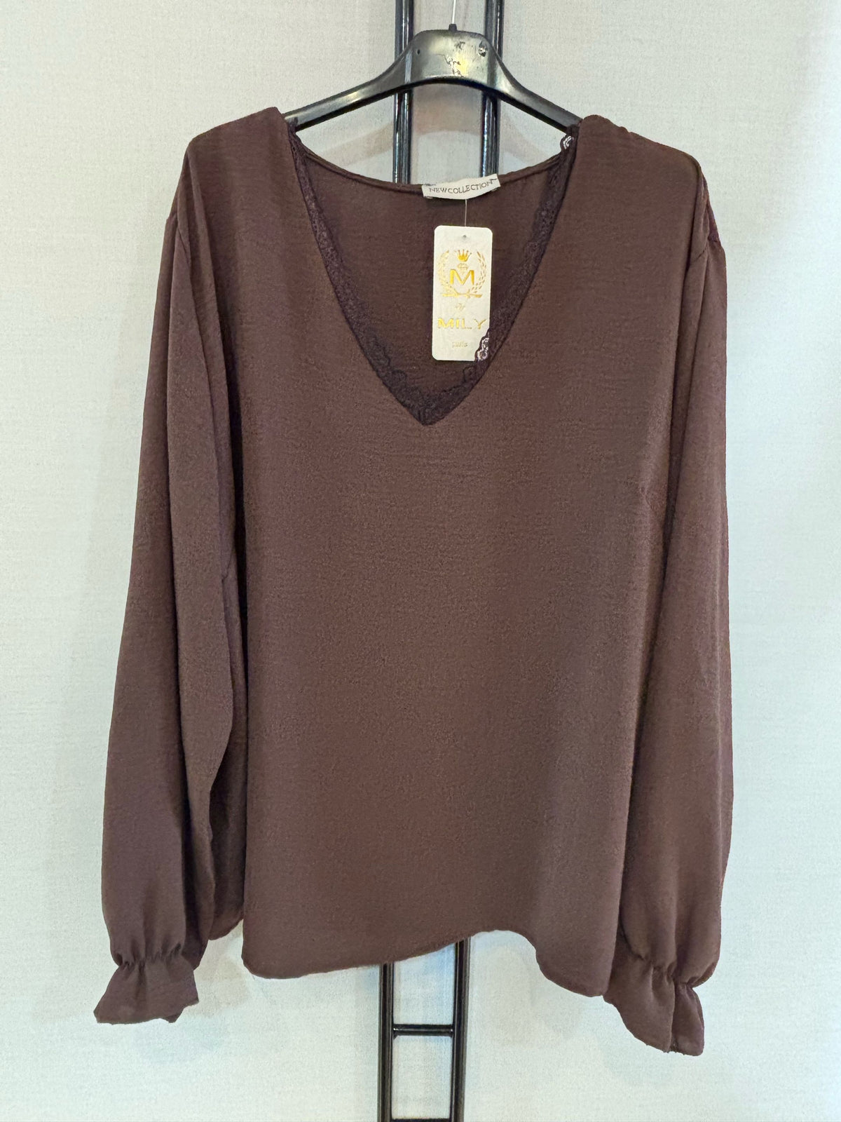 Blouse élégante bordée de dentelle ✨