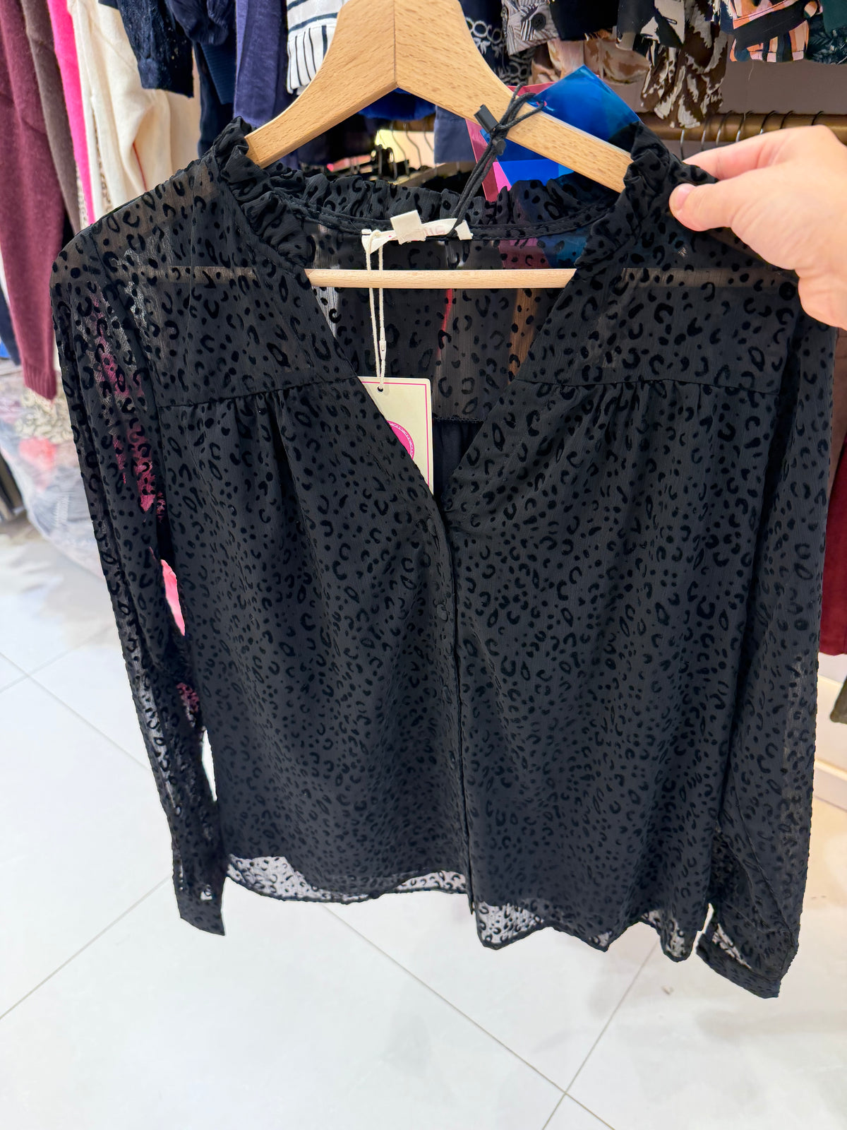 Chemise effet velours et une petite touche léopard. 🐆