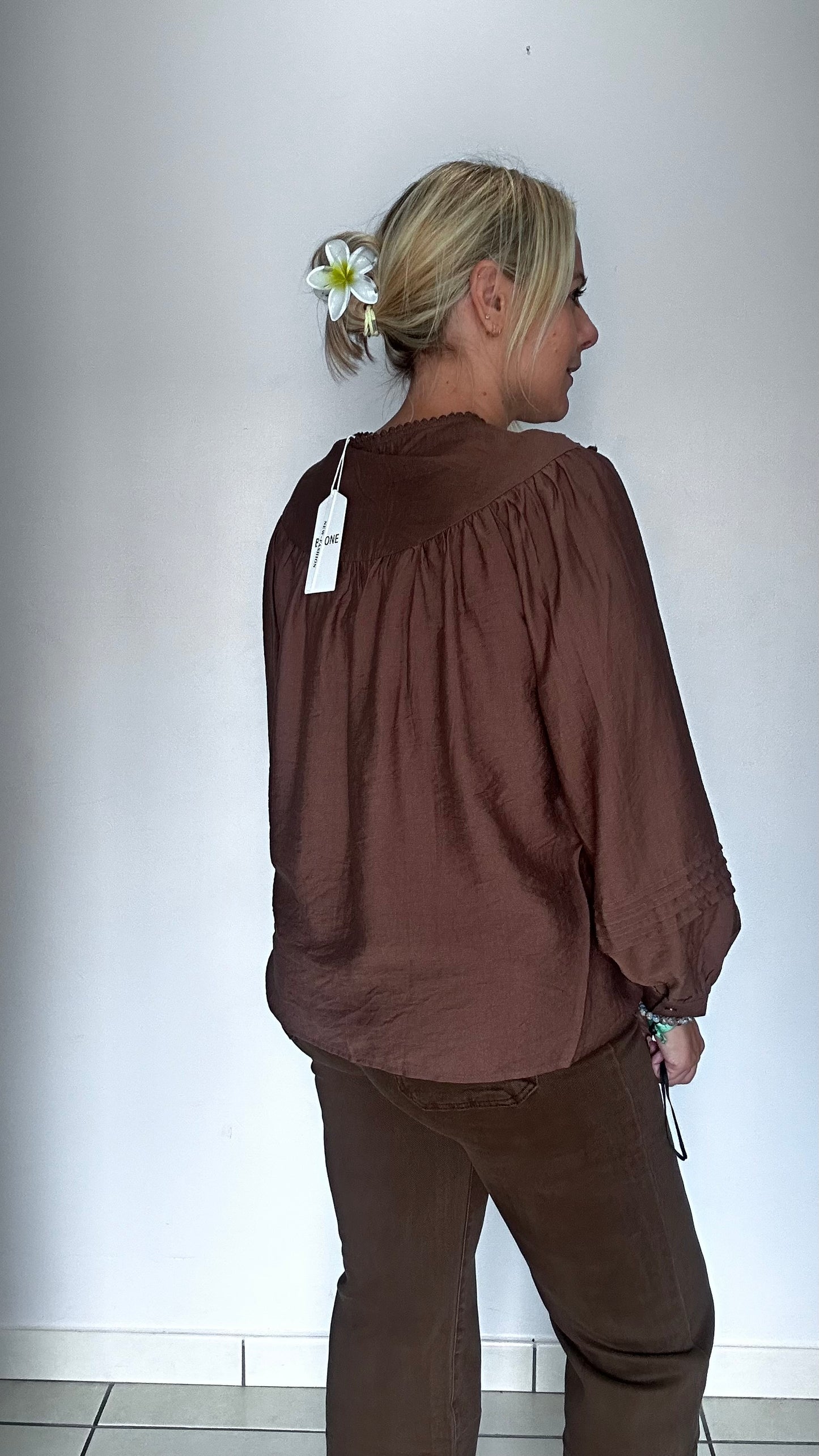 Blouse chocolat avec détail au col 🤎