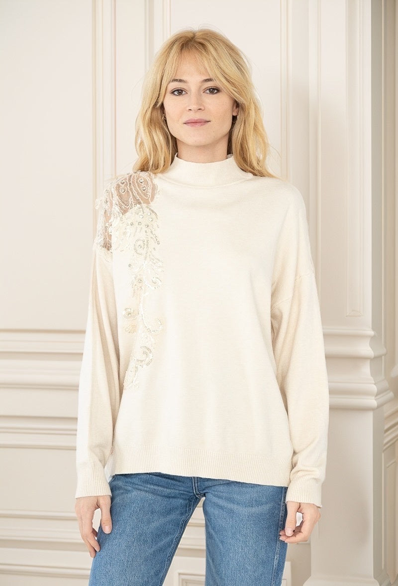 Pull en maille fluide oversize avec détail strasses et perles transparence