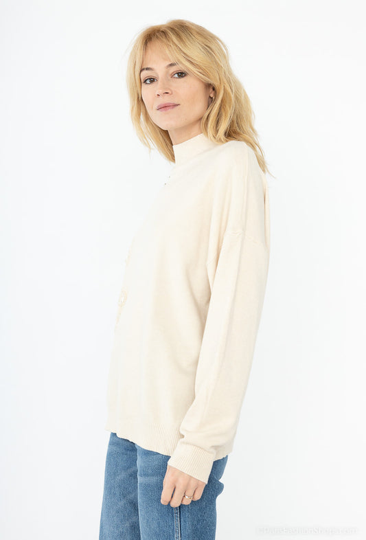 Pull en maille fluide oversize avec détail strasses et perles transparence